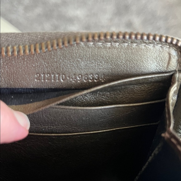 Gucci metallic zippy wallet with nice zipper pull. Good condition. Vintage. - Picture 6 of 16